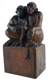 Houten beeld van twee apen.